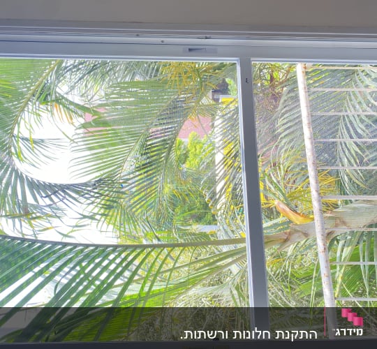 חלון אלומיניום עם מסגרת לבנה